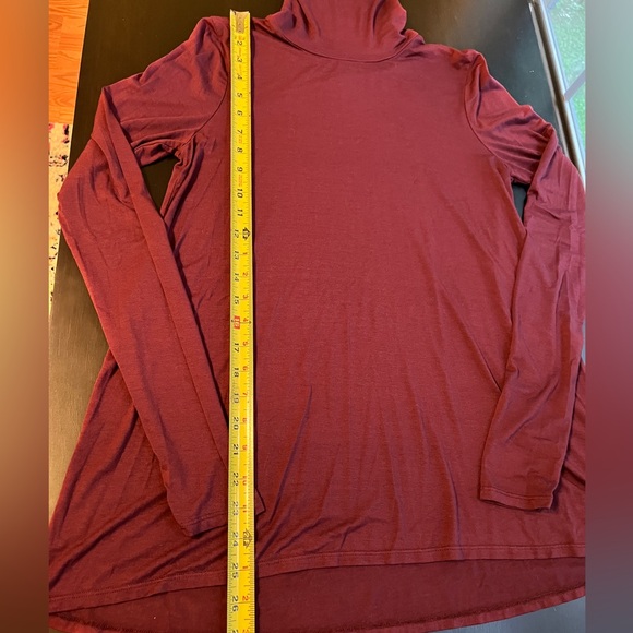 Three Dots Merlot thin turtleneck Size Medium - Picture 10 of 12